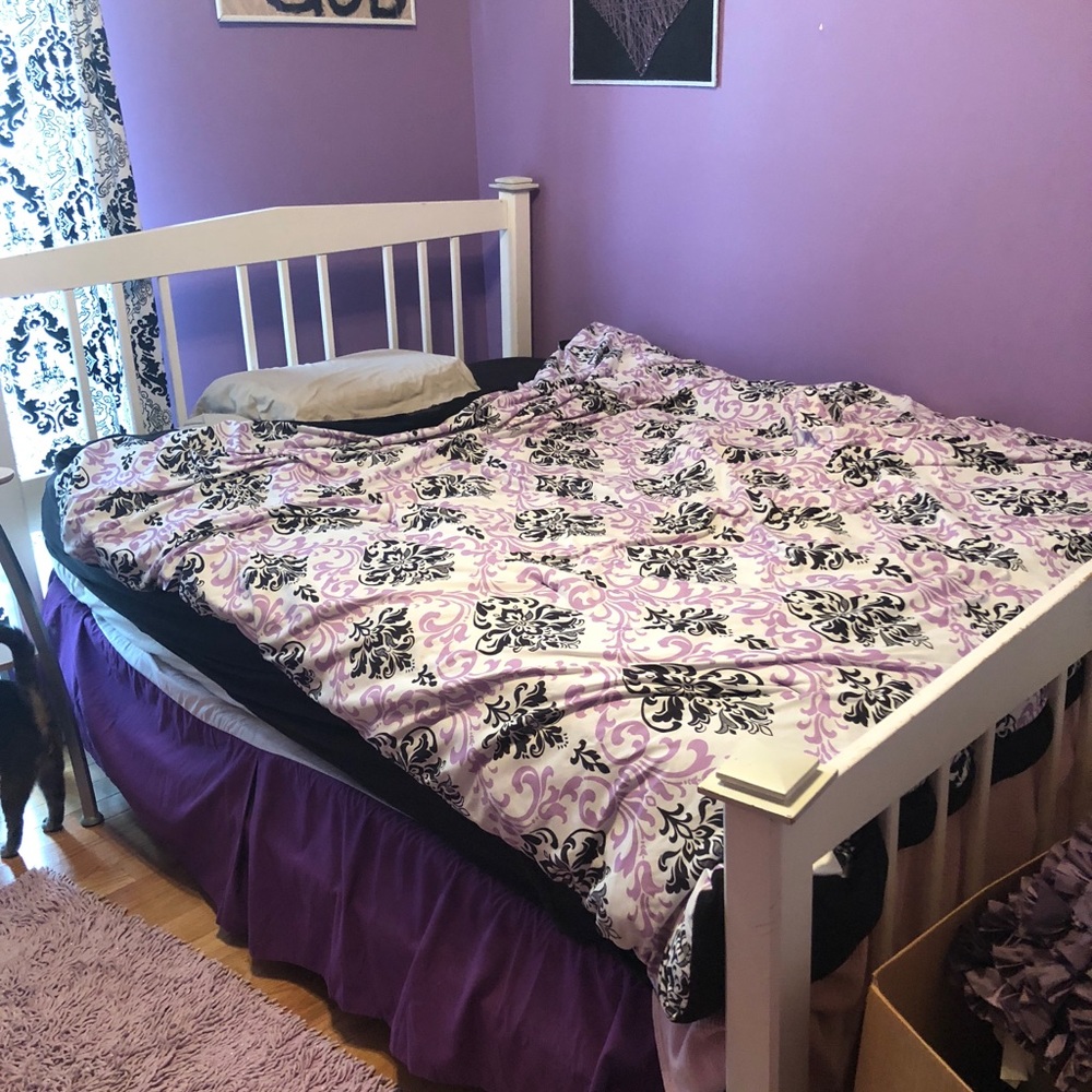 Queen size comforter and bed skirt